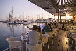 Alicantinos sentados en una terraza del puerto de Alicante