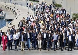 El president de la Generalitat y secretario general del PSPV-PSOE, Ximo Puig, y los candidatos socialistas a las alcaldías de los municipios de la Comunitat Valenciana posan para una foto de familia.