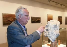 El escultor ilicitano Albert Agulló, con una de sus obras.