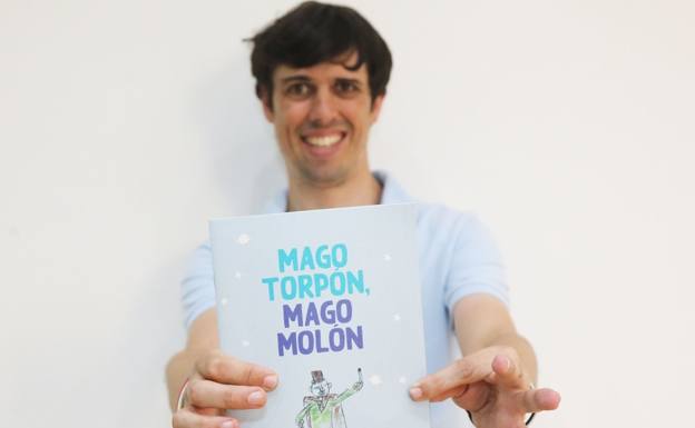 José Aramendía con el ejemplar de su libro 'El Mago Torpón'.