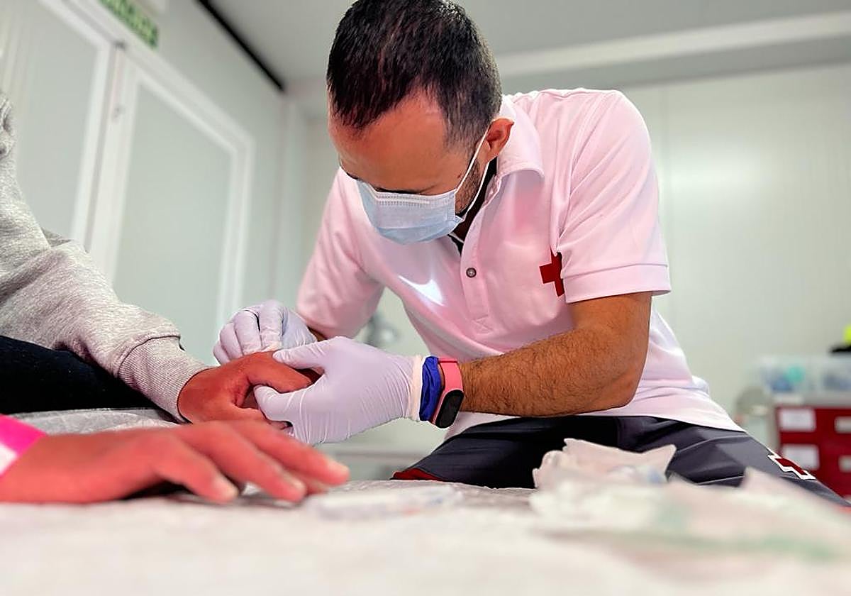 Cruz Roja atiende a los migrantes llegados en patera a Alicante.