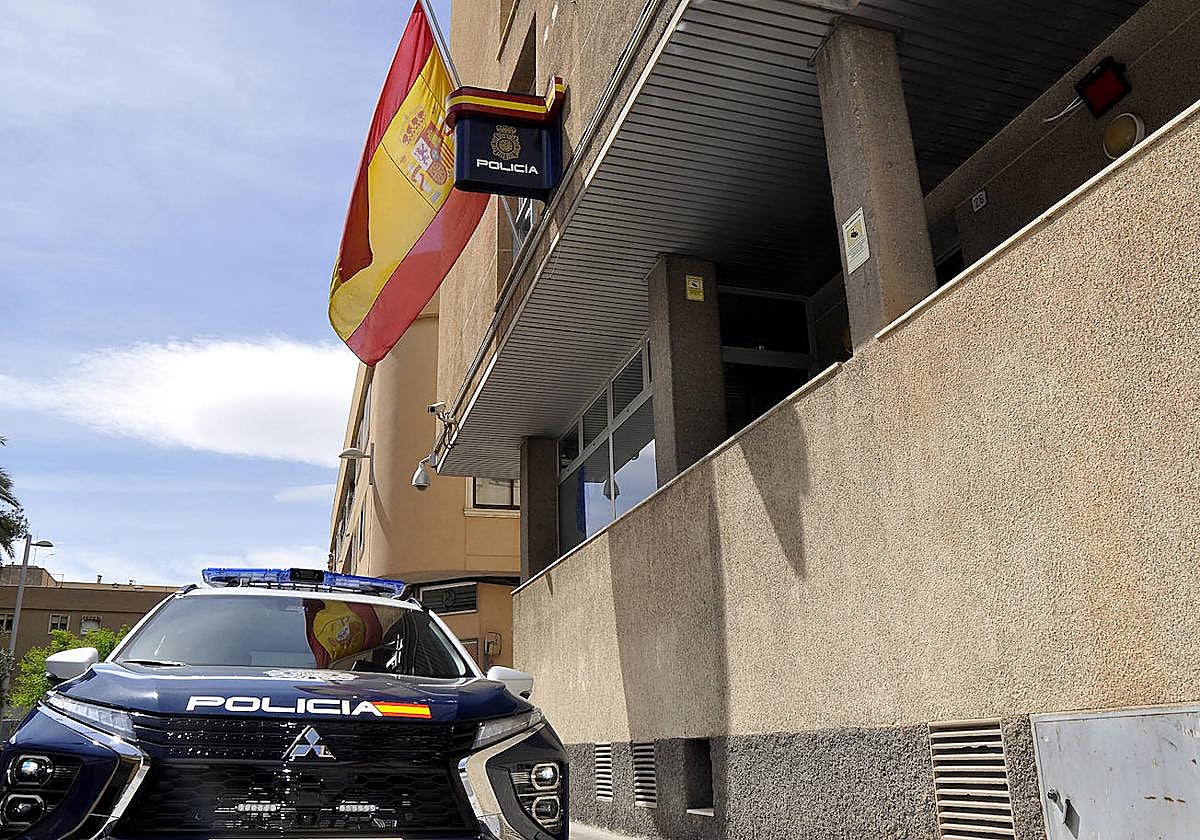 Un coche patrulla en la comisaría de Elda.