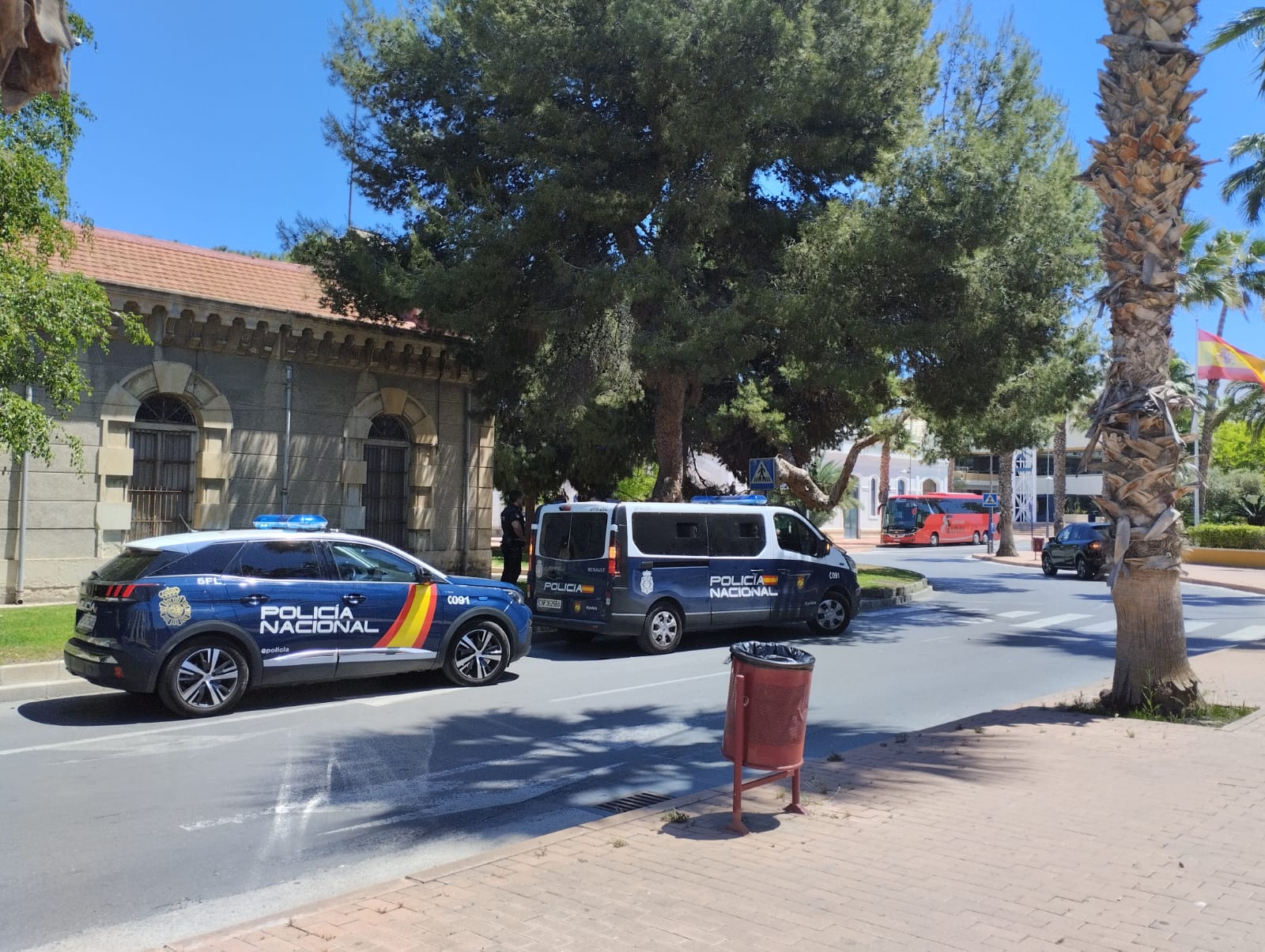 Dos vehículos de la Policía Nacional en Alicante.