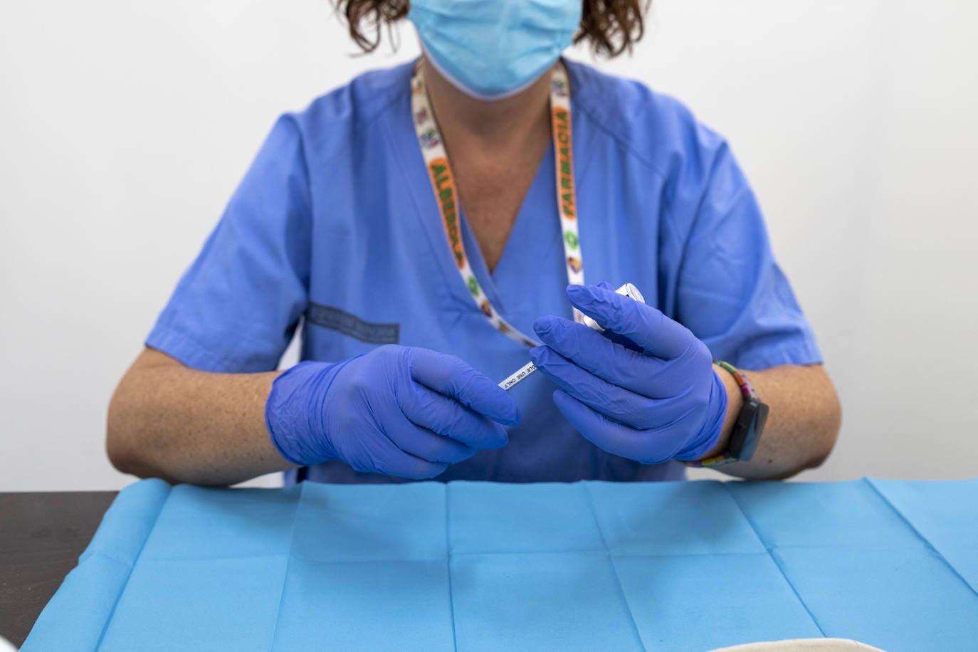 Una sanitaria prepara una vacuna en el Hospital General de Alicante.