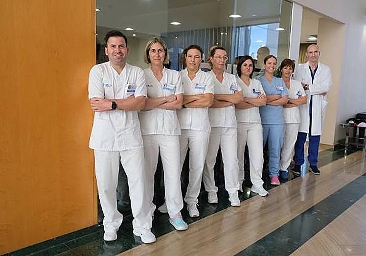 Imagen principal - Elena López con su equipo de supervisión de enfermería de IMED Levante