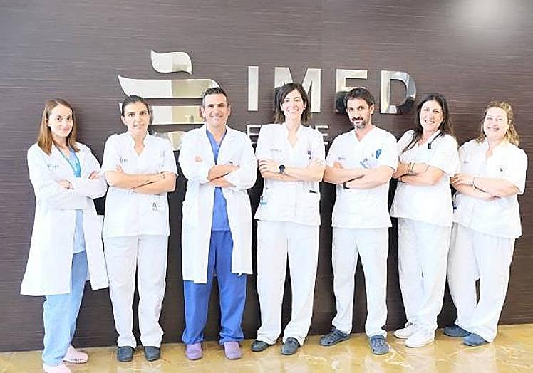 Imagen principal - Ana Belén con su equipo de supervisión de enfermería de IMED Elche
