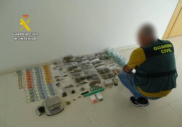 El dinero, la droga y el material incautado por la Guardia Civil.