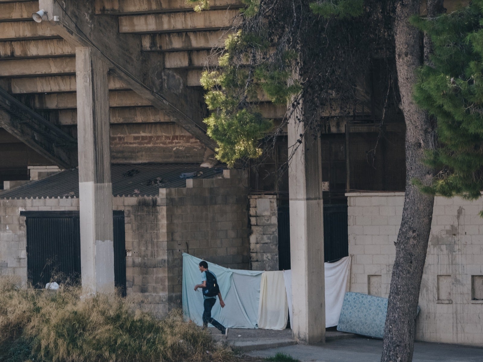 Colchones y sábanas en los bajos del Rico Pérez.