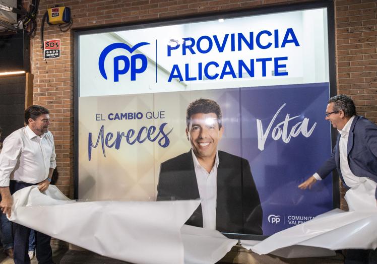 Imagen principal - Pegada de carteles del PP, PSOE y VOX.