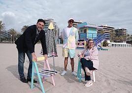 El alcalde, Luis Barcala, con la vicealcaldesa, Mari Carmen Sánchez, y el artista Antonyo Marset, con la nueva caseta de la Playa de San Juan.