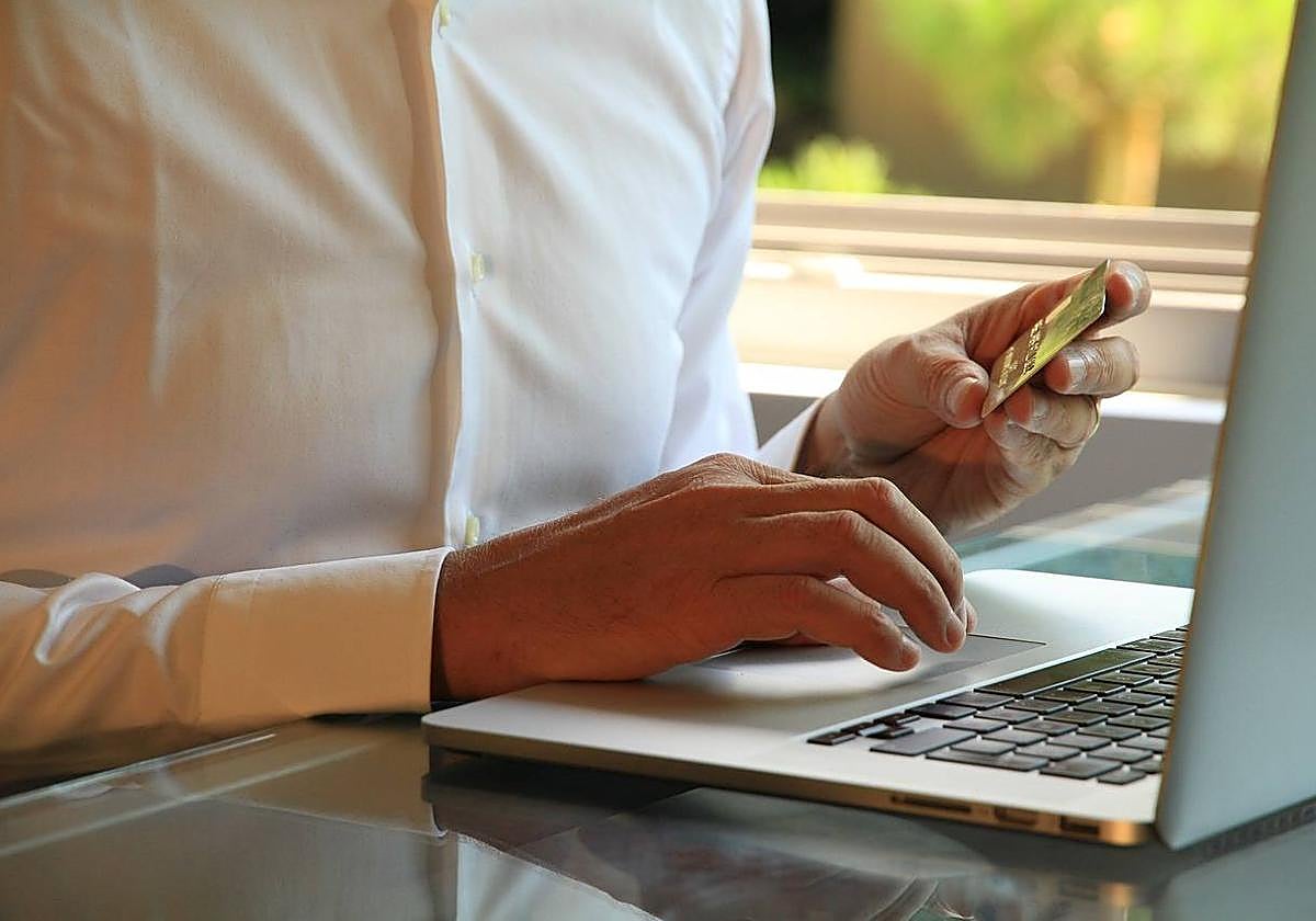 Una persona realiza una transacción online