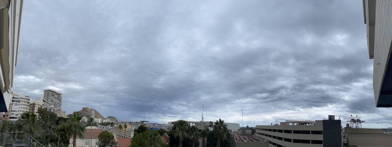 Panorámica del cielo de Alicante a las 16 horas de este viernes, con el sur de la provincia despejado.