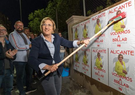 Imagen secundaria 1 - Pegada de carteles del PP, PSOE y VOX.