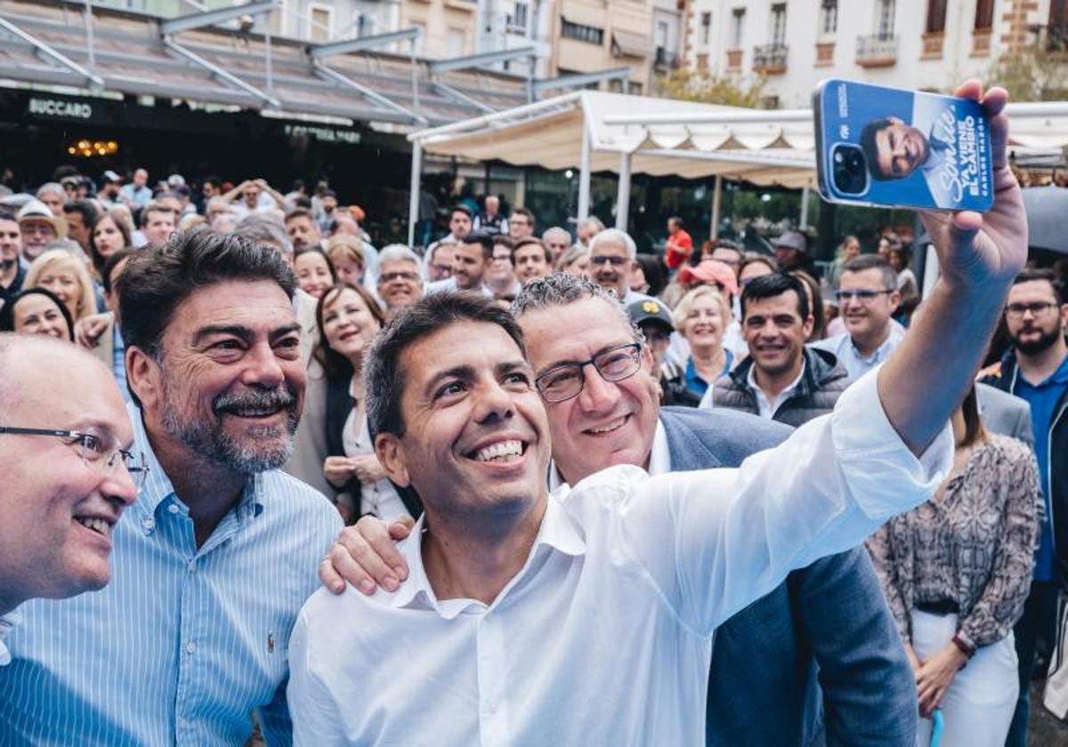 'Selfie' de Mazón, Barcala, Toni Pérez y Miguel Tellado, con los candidatos populares en la Plaza 25 de Mayo.