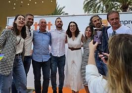 Los líderes de Compromís se hacen un 'selfie', tras el mitin.