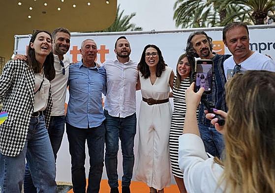 Los líderes de Compromís se hacen un 'selfie', tras el mitin.