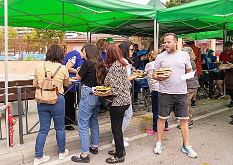 Imagen secundaria 1 - Asistentes al evento disfrutando de la paella y presencia del alcalde y la edil de Fiestas. 