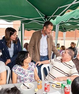 Imagen secundaria 2 - Asistentes al evento disfrutando de la paella y presencia del alcalde y la edil de Fiestas. 