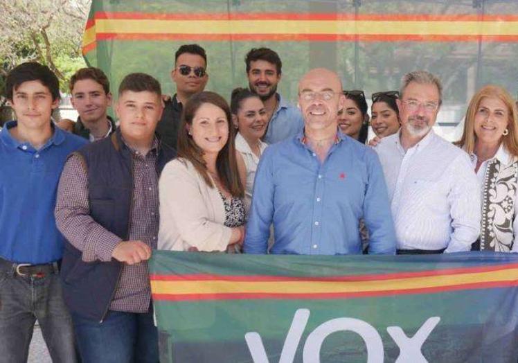Jóvenes de VOX junto al candidato del partido a la Generalitat y la candidata a la alcaldía de Alicante.