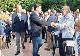 Barcala saluda a un simpatizante, antes del mitin.