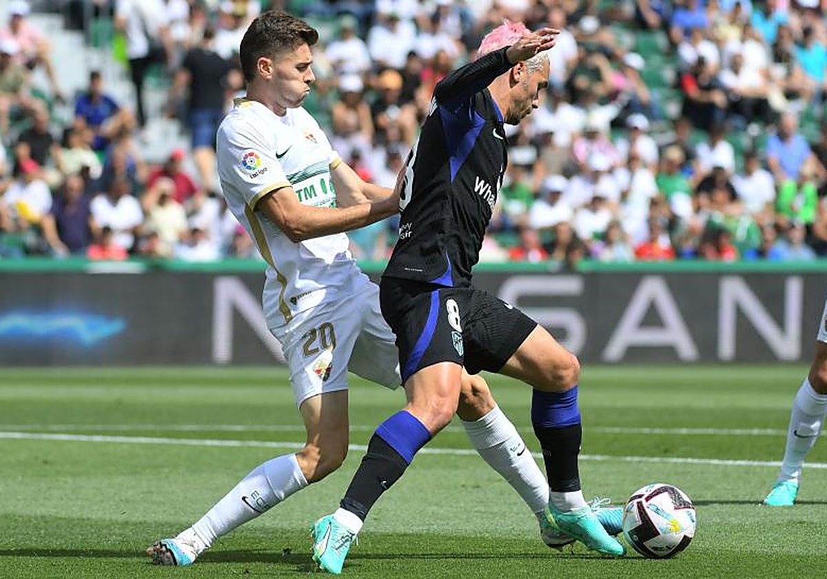Gerard Gumbau intenta robar el balón a Griezmann el pasado domingo en Elche