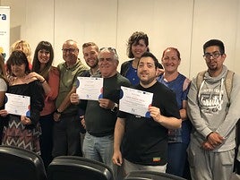 Integrantes del programa muestran su título acreditativo.