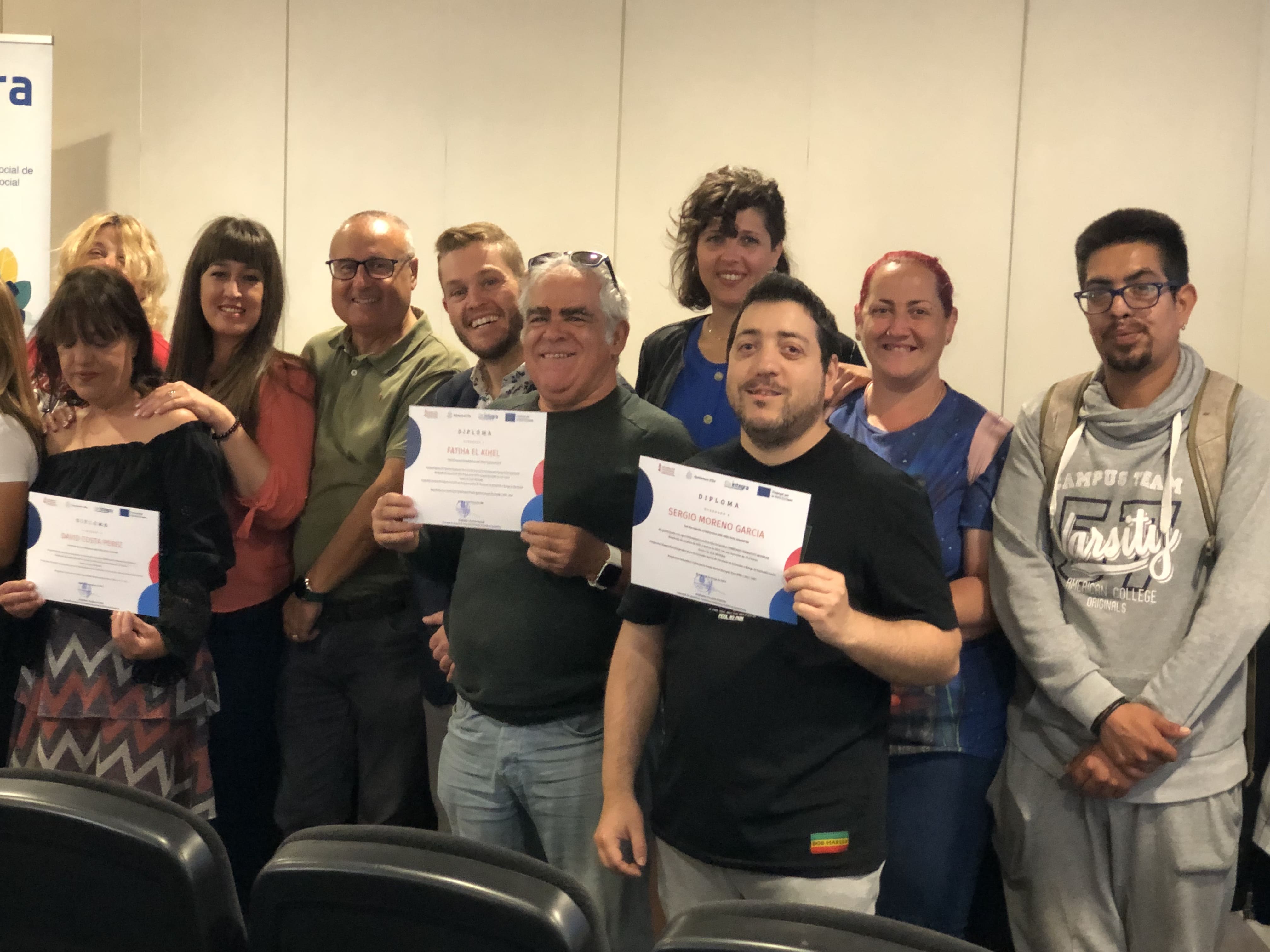 Integrantes del programa muestran su título acreditativo.