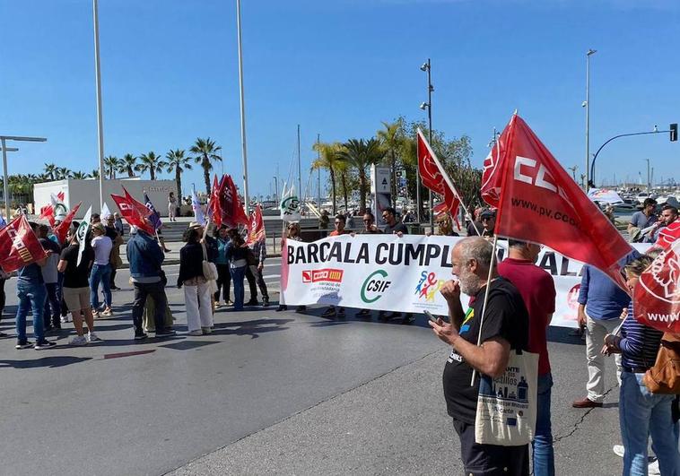 Una protesta de funcionarios municipales colapsa la entrada a Alicante
