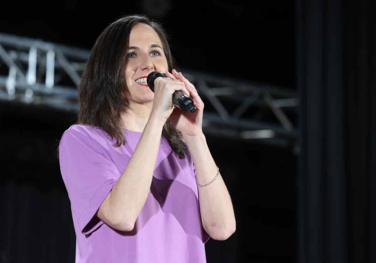 Ione Belarra, ministra de Derechos Sociales y secretaria general de Podemos, en un mitin.