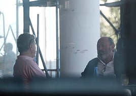 Ortiz y Castillo, la semana pasada en una terraza de Panoramis