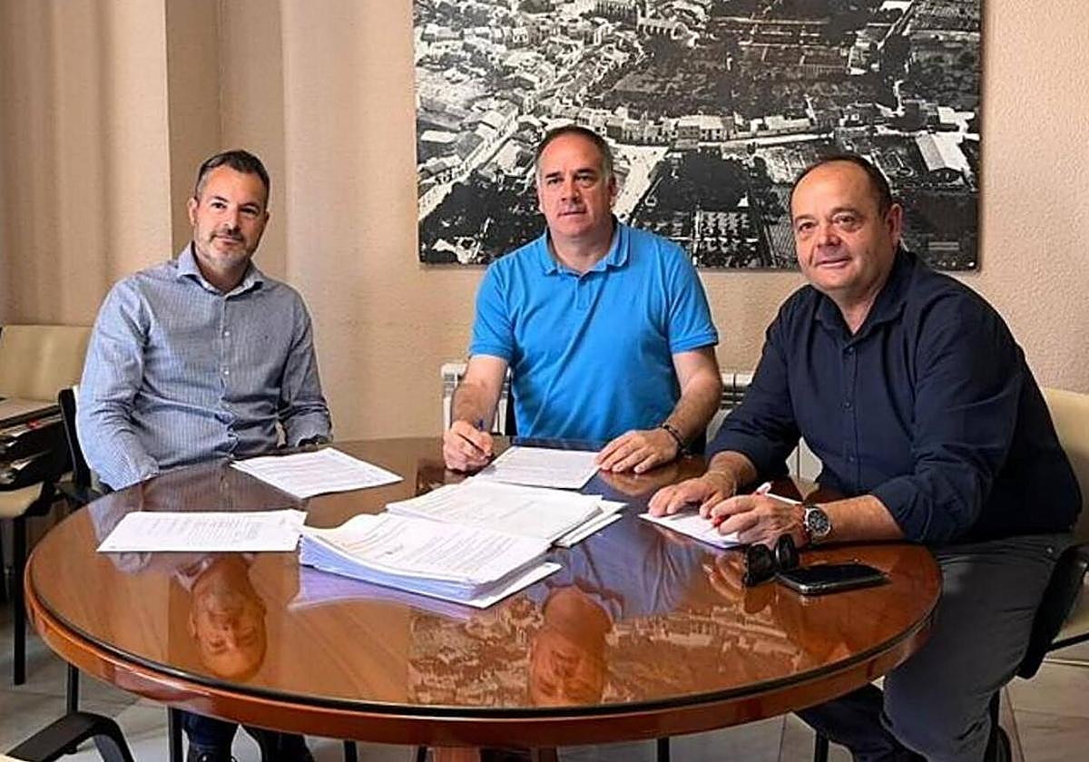 El responsable de la nueva contrata, con el alcalde, Santiago Román, y el concejal de Parques y Jardines, José Luis Olcina.