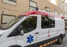 Ambulancia en el hospital de Elche
