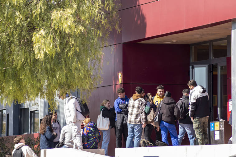 Solo el 6% de los contratados en Alicante tienen estudios universitarios