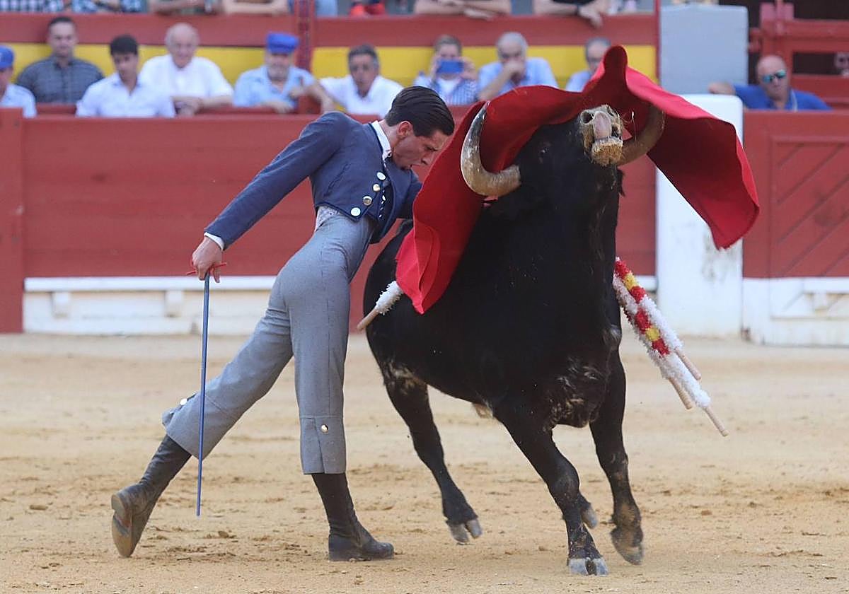 El alumno de la Escuela Taurina Municipal Kevin Alcolado, durante una faena.