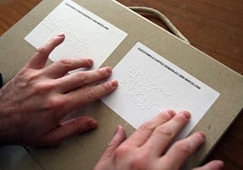 Imagen de un 'kit' de voto en braille