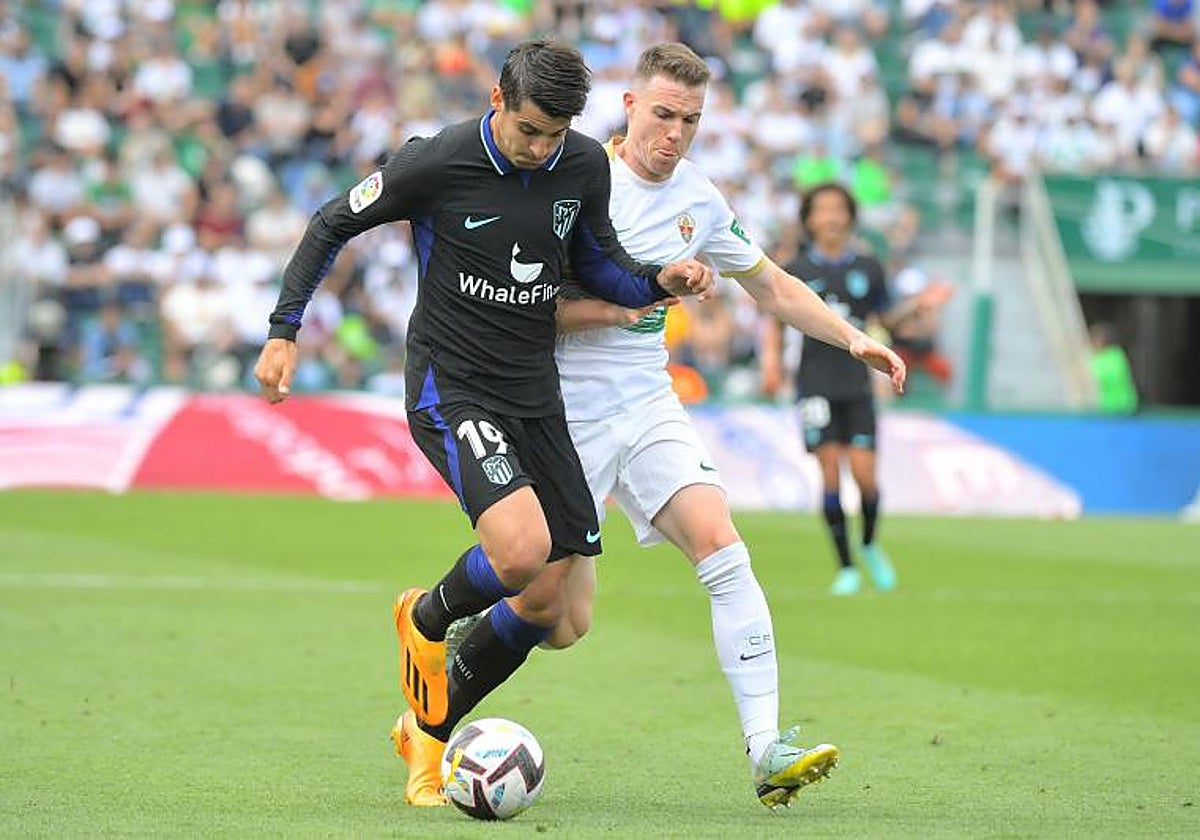 Clerc intenta arrebatarle el balón a Morata en el último partido