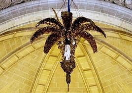 La 'Magrana' baja de la cúpula central de la Basílica de Santa María con un ángel cantando en su interior durante la representación del Misteri de Elche.