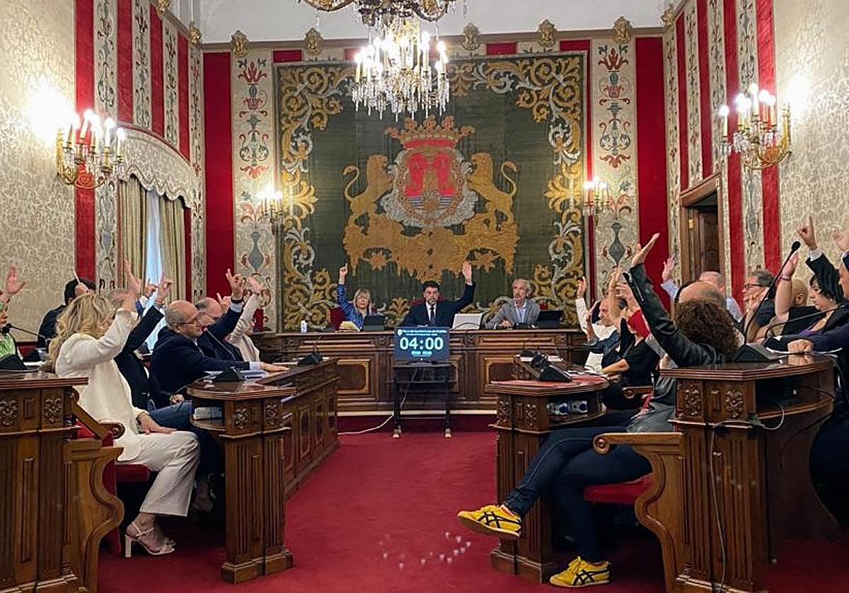 El pleno municipal aprueba las modificaciones de crédito.