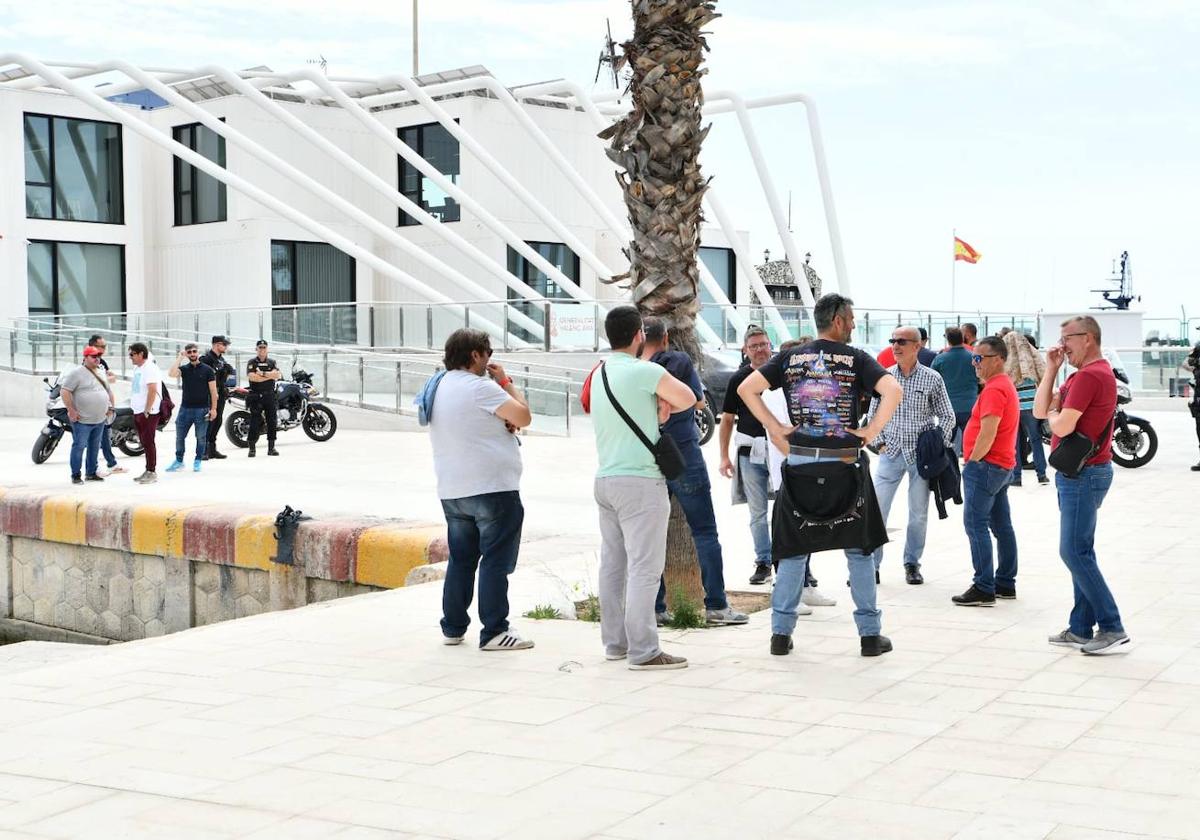 Conductores del autobús metropolitano reunidos frente al Distrito Digital