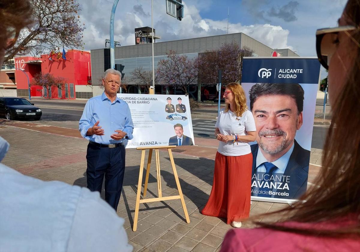 Los candidatos Julio Calero y Mari Carmen de España presentan el programa de seguridad.