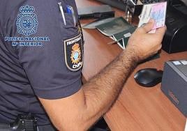 Un agente comprueba un pasaporte en un puesto fronterizo.