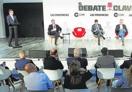 Un momento del debate de Las Provincias con la silla de Puig vacía,.