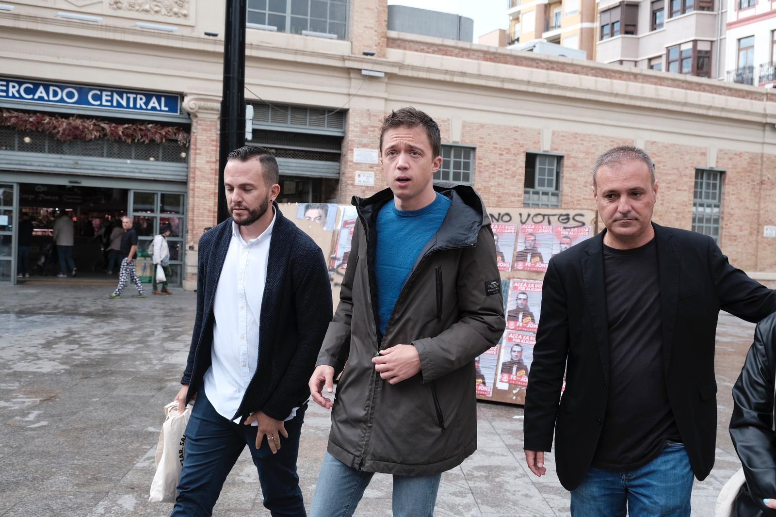 Rafa Mas, Iñigo Errejón y Natxo Bellido en la plaza 25 de mayo de Alicante