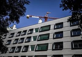 Edificio de viviendas con otra obra por detrás.