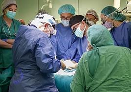 Intervención quirúrgica en un hospital.