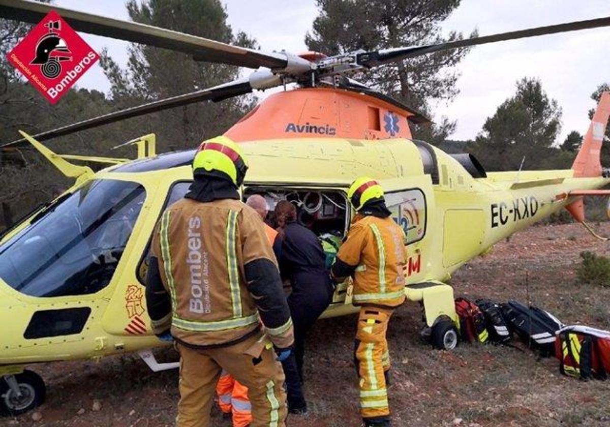 Rescate del joven y traslado al hospital en un helicóptero medicalizado.