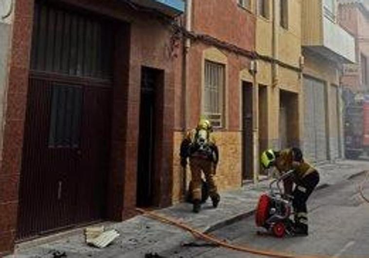 Los bomberos extinguen el incendio en Villena.