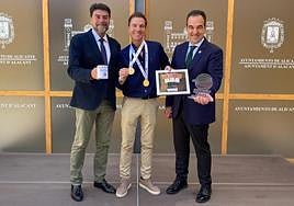 El nadador Nacho Peral, entre al alcalde y el concejal Toño Peral.