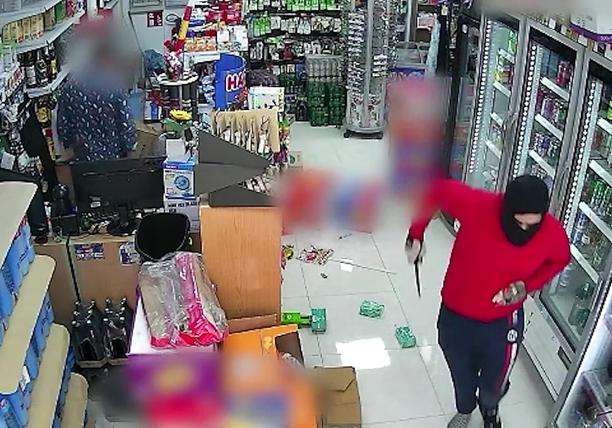 Atraca un bazar de Torrevieja a punta de cuchillo, encapuchado y sin zapato