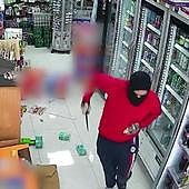 Atraca un bazar de Torrevieja a punta de cuchillo, encapuchado y sin zapato